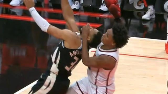 开云-遭火箭野兽空中锁喉！字母哥：有时候我也会这样