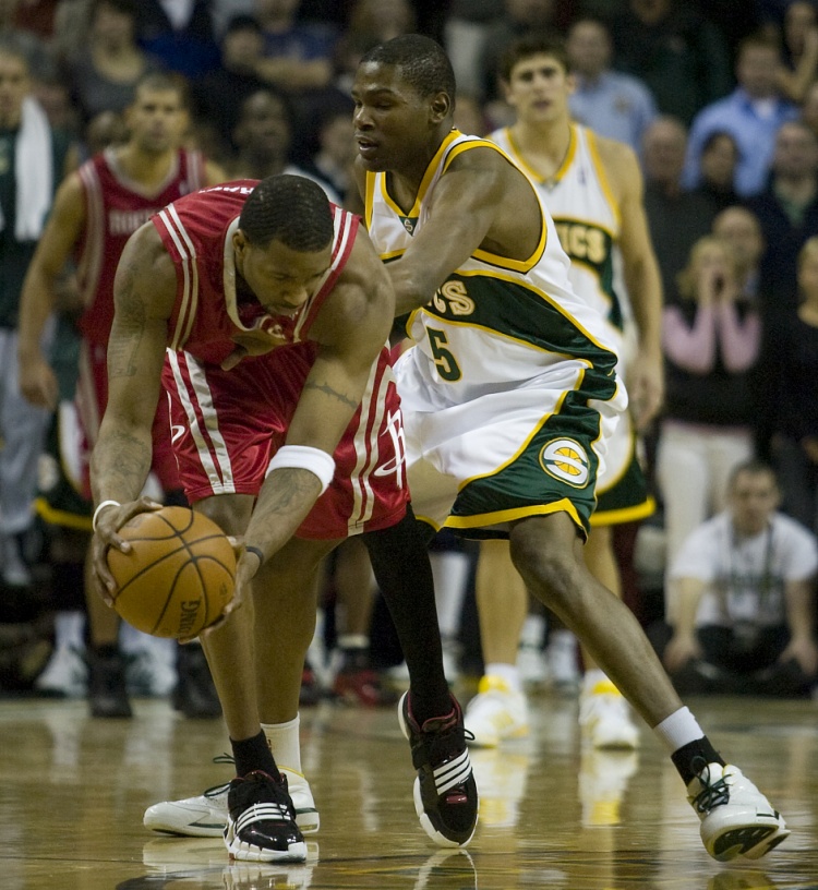 开云官方-夸梅质疑麦迪：面对科比时为何沉默，如今却轻易批评？