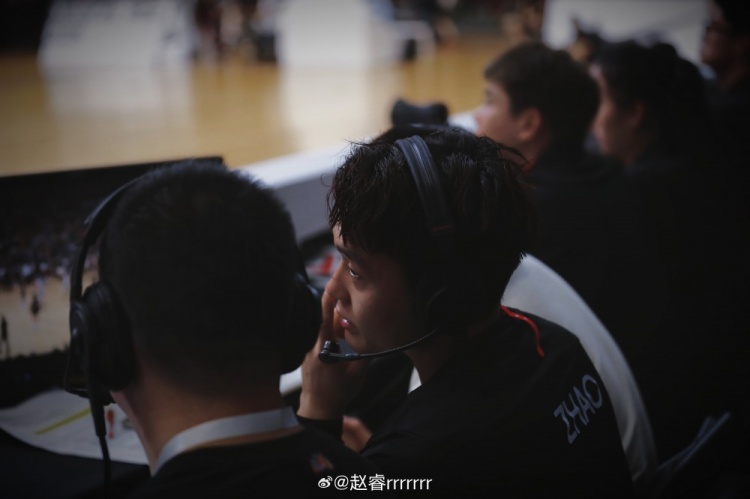 赵睿发布18张活动写真：亲历老詹现场，探索多元角色✌️