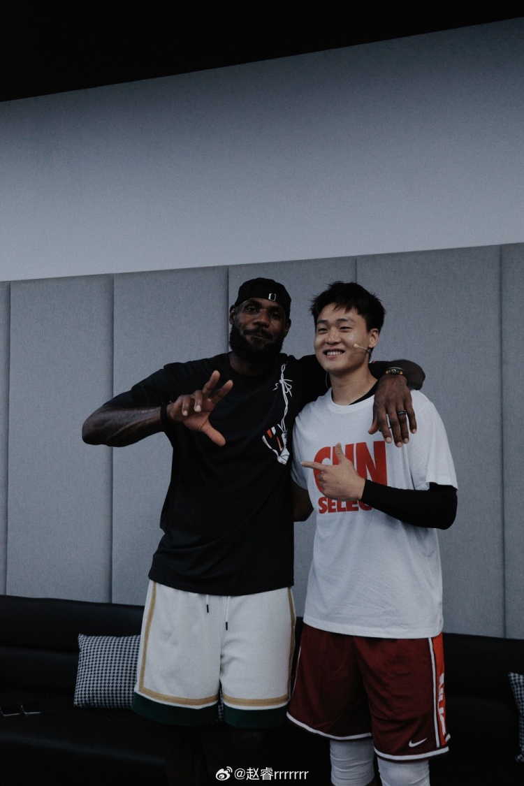 赵睿发布18张活动写真：亲历老詹现场，探索多元角色✌️