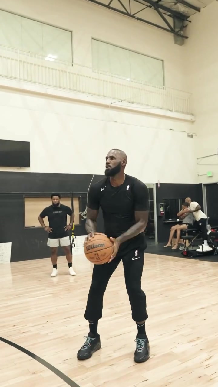 詹姆斯展现丝滑三分手感 转型训练师分享接球投篮精彩瞬间