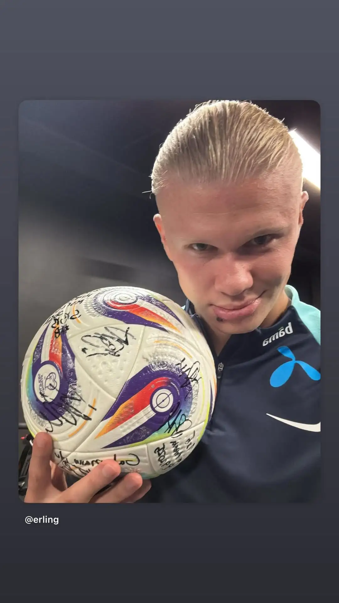 开云下载-五子登科纪念！哈兰德赛后发布与比赛用球合影