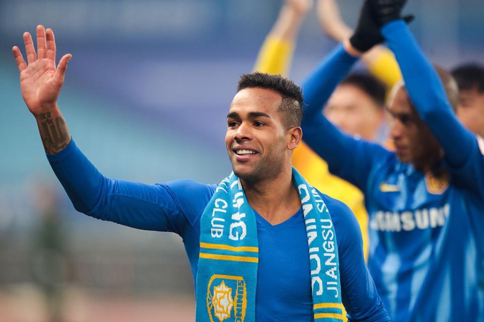 开云下载-唏嘘！35岁苏宁功勋遭官宣解约，曾在中超5年赚5亿+险被国足归化