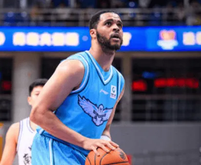 开云下载-韦瑟斯庞半场8中4，罚球7中6得到15分2篮板2助攻2抢断