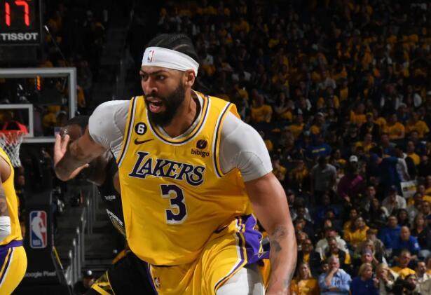 开云官方-湖人攻陷勇士主场！浓眉统治内线无解 库里遭限制