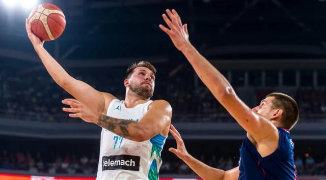 开云官方-休赛期更新武器库？勾手或成东契奇新杀招