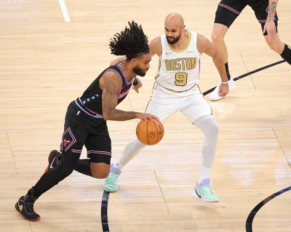 开云官网-赫尔特0.2秒三分准绝杀！公牛8人上双险胜绿军 布朗33+8+5