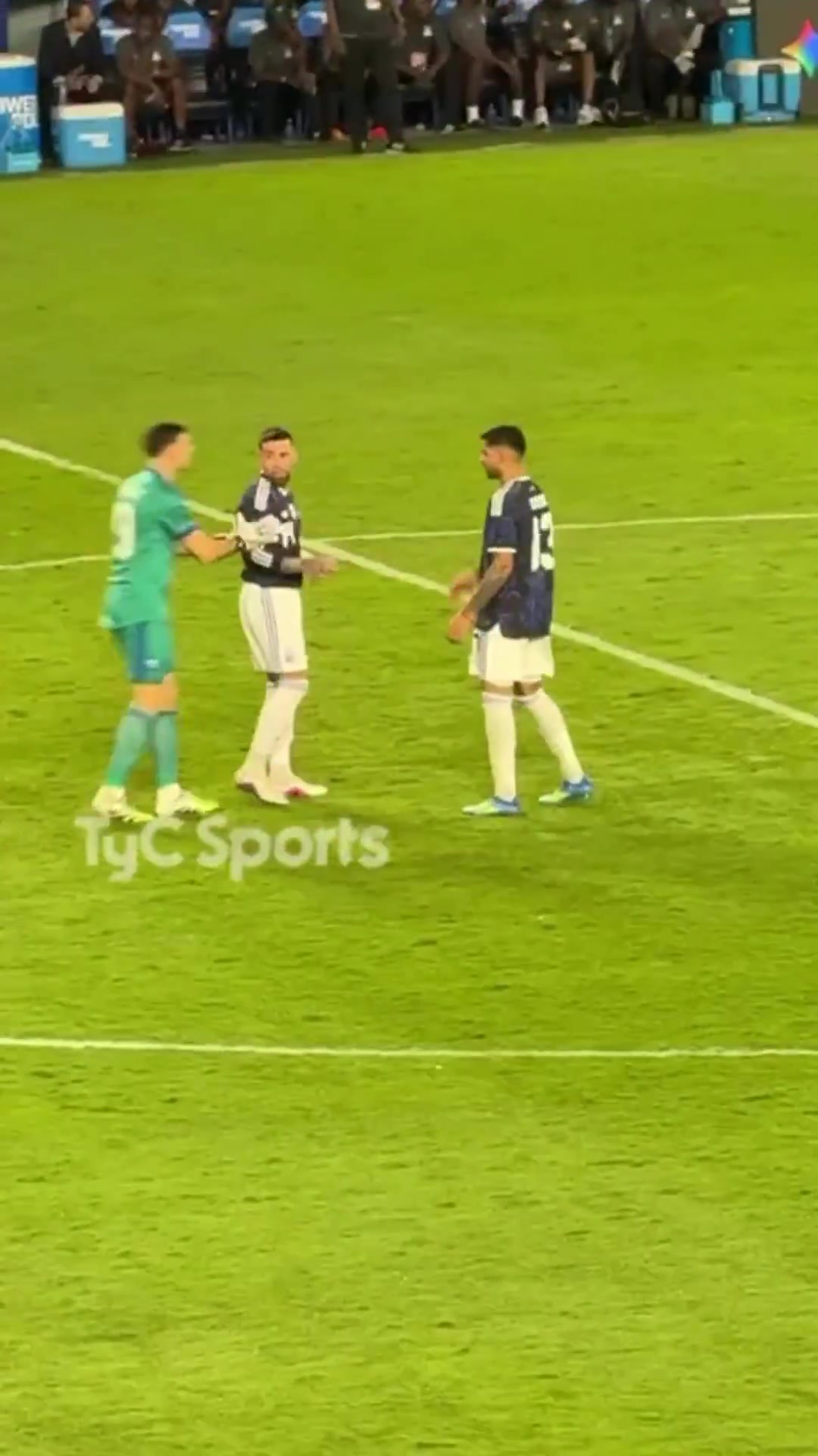 开云下载-氛围真好！梅西招手让点奥塔门迪不想罚，大马丁和罗梅罗推他上前